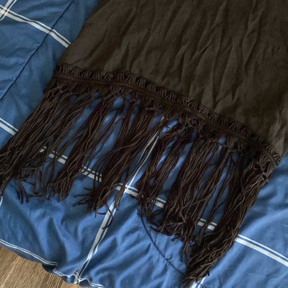 Black Fringe Sleeveless v-neck Top - Picture 10 of 17